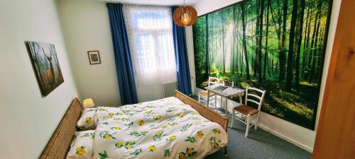 Un pat sau paturi într-o cameră la Gasthof Burg Hausen