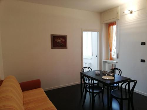 - un salon avec une table et un canapé dans l'établissement La Piazzetta, à Stresa