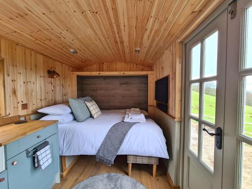 Postel nebo postele na pokoji v ubytování Peak District Shepherds Hut