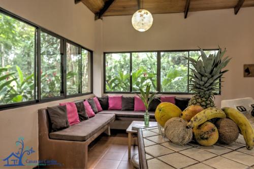 - un salon avec un bouquet de fruits sur une table dans l'établissement Casa Koda Beach Front, à Cocles