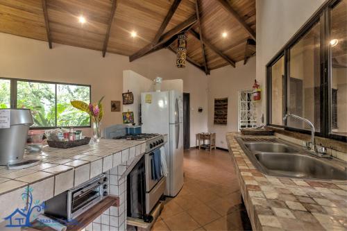 A kitchen or kitchenette at Casa Koda Beach Front