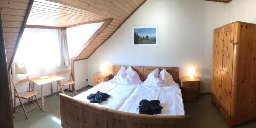 マルタにあるGasthof Hochalmspitzeのベッドルーム1室(黒い弓のベッド1台付)