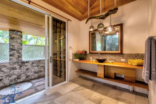 La salle de bains est pourvue d'une douche et d'un lavabo. dans l'établissement Our Beachfront Bungalow, à Punta Uva