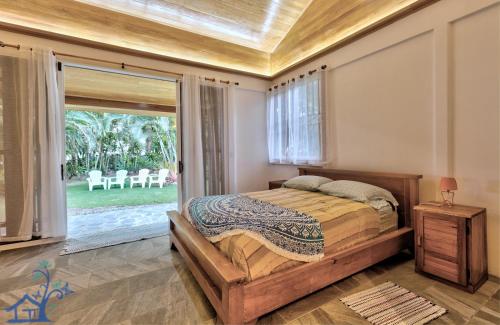 Ένα ή περισσότερα κρεβάτια σε δωμάτιο στο Our Beachfront Bungalow