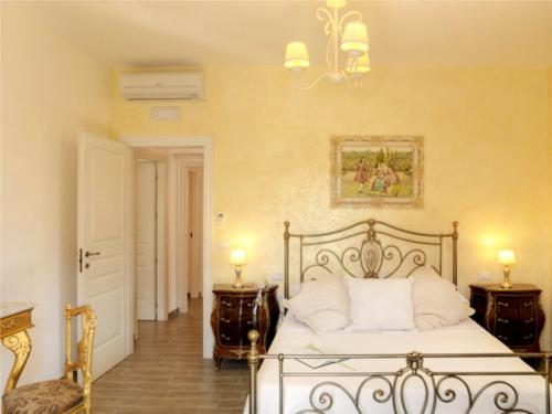 1 dormitorio con cama y lámpara de araña en Villa Grace Tombolato, en Montesilvano