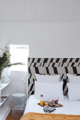 a white bed with a tray of fruit on it at O DELA DE L'O, LE 64 - maison d'hôtes de charme entre Côte d'Albâtre et Baie de Somme in Eu