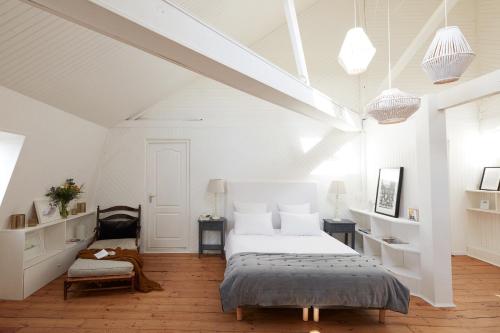 Tempat tidur dalam kamar di O DELA DE L'O, LE 64 - maison d'hôtes de charme entre Côte d'Albâtre et Baie de Somme