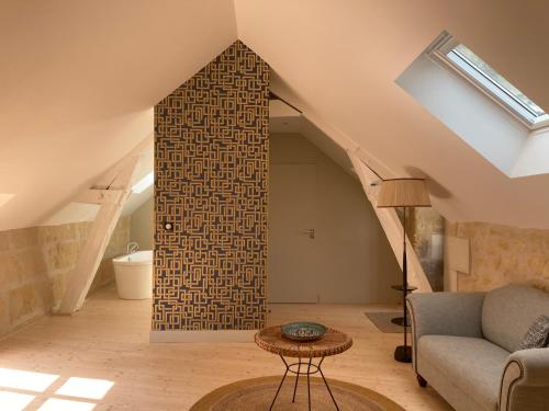 a living room with a couch and a brick wall at Les Hauts de Grillemont in Cinq-Mars-la-Pile