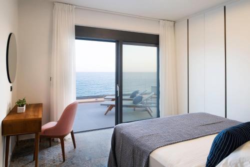 Ένα ή περισσότερα κρεβάτια σε δωμάτιο στο Rozites Luxury Beachfront Villa, By Hellocrete
