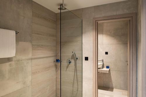 Ένα μπάνιο στο Rozites Luxury Beachfront Villa, By Hellocrete