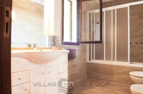 un baño con lavabo e inodoro en Finca Verdal, en Alquería Blanca