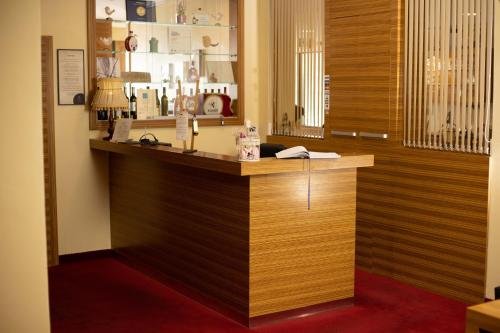 a salon with a wooden counter in a room at Hotel Kunst in Krško