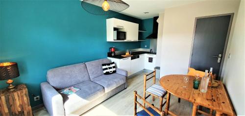 un salon avec un canapé et une table dans l'établissement Appart'Hôtel du Bout du Monde, à Camaret-sur-Mer