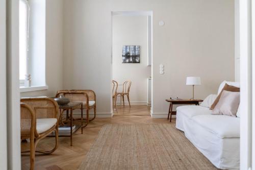 - un salon avec un canapé blanc et une table dans l'établissement Roost Roobert 3, à Helsinki