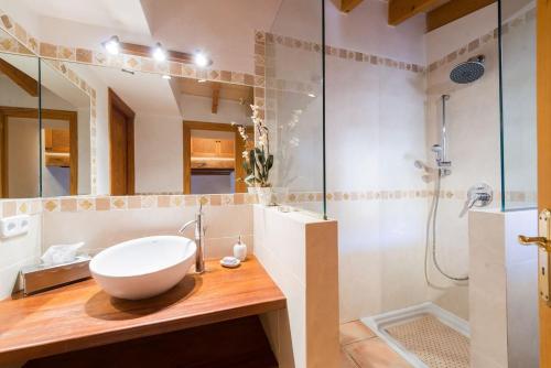 een badkamer met een wastafel en een douche bij Can Mayol in Fornalutx