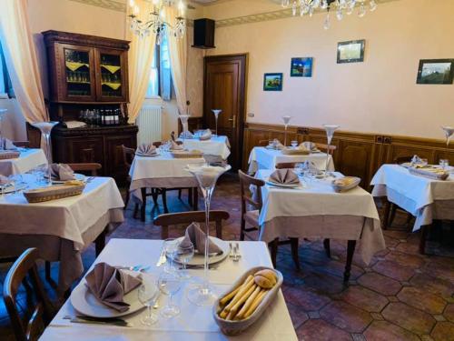 En restaurant eller et spisested på Agriturismo Cascina Smeralda