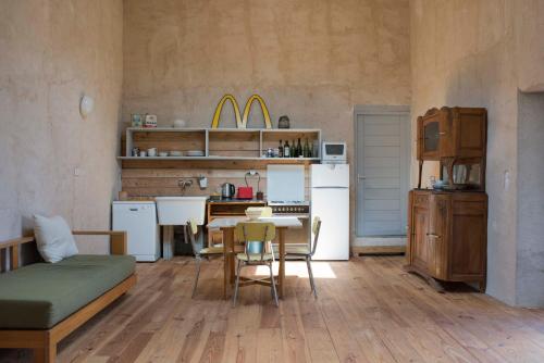 un salon avec une table et une cuisine dans l'établissement Octon - Le Couvent, à Octon