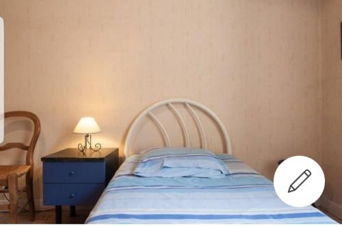 une chambre avec un lit et une table avec une lampe dans l'établissement Chambre chez particulier centre ville - Nice, à Nice