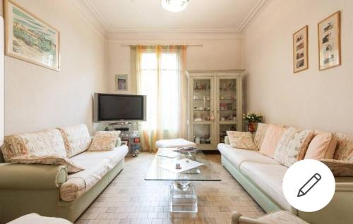 un salon avec un canapé et une télévision dans l'établissement Chambre chez particulier centre ville - Nice, à Nice