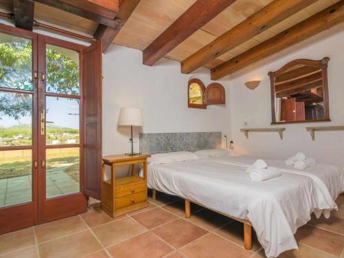 Postel nebo postele na pokoji v ubytování Finca Son Xona Alcina Vacation