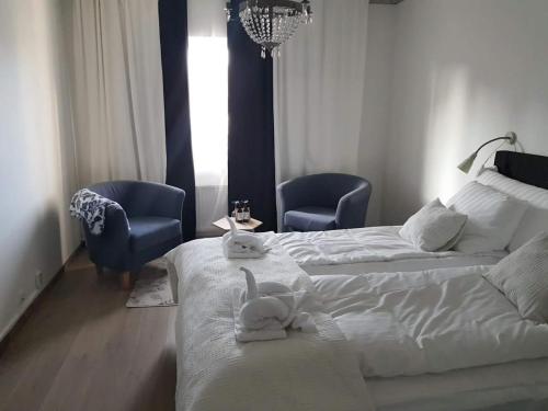 Una cama o camas en una habitación de Hotell Wettern