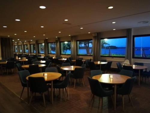 Un restaurante u otro lugar para comer en Hotell Wettern