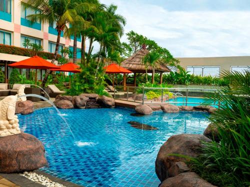 Hotel Ciputra Jakarta managed by Swiss-Belhotel International tesisinde veya buraya yakın yüzme havuzu