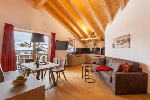 a living room with a couch and a table at Apart-Hotel Dreisonnenhof in Fiss