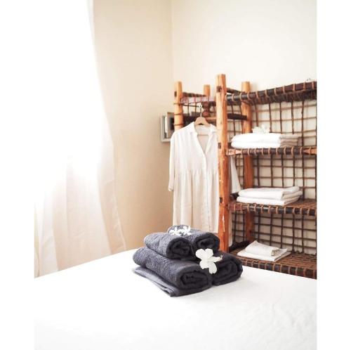 帕傑的住宿－Hakuna Matata Villa，一间设有床铺和毛巾的房间
