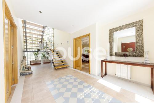 sala de estar con espejo y escalera en Villa Tarifa en Tarifa