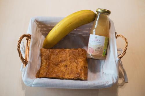 Makanan di atau berdekatan apartmen