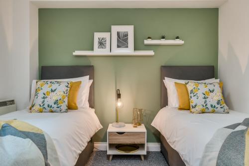 Ένα ή περισσότερα κρεβάτια σε δωμάτιο στο Chic and Bright Apartment Near the Water