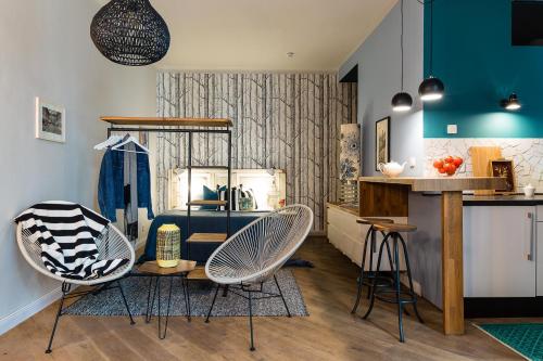 a living room with two chairs and a table at Brilliant Apartments in Berlin