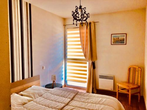 Un pat sau paturi într-o cameră la Appartement Sous le Soleil