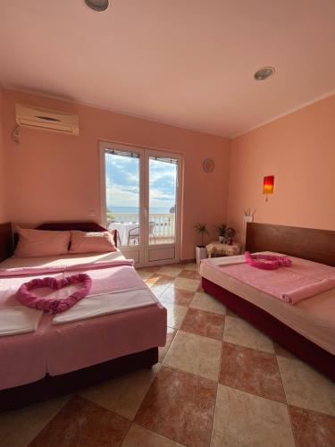 سرير أو أسرّة في غرفة في Apartmani Lukšić