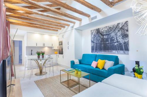 sala de estar con sofá azul y mesa en MIT House Patio en Madrid, en Madrid