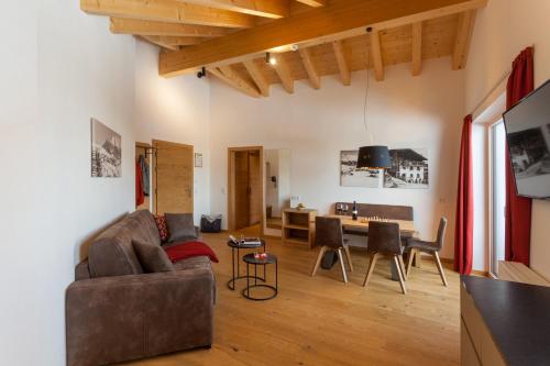 a living room with a couch and a table at Apart-Hotel Dreisonnenhof in Fiss