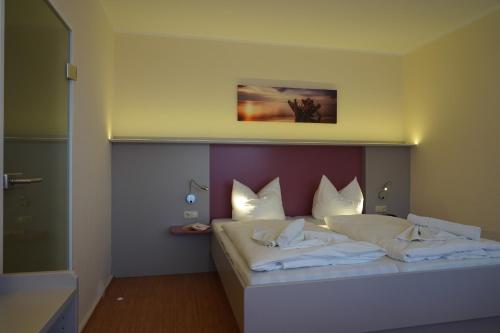 Кровать или кровати в номере Kurhotel zu Heringsdorf