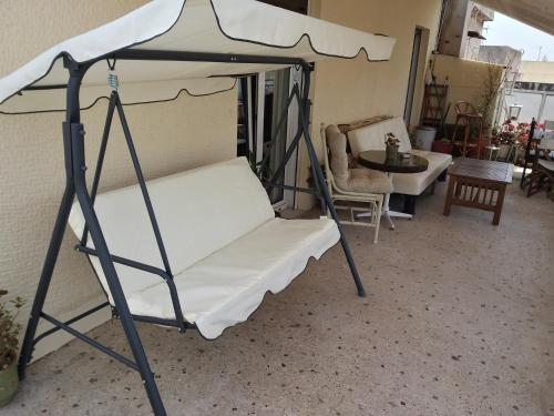 Bett in einem Zimmer mit Baldachin in der Unterkunft EXCELLENT SUNNY APARTMENTS!enjoy yourRELAXwithVIEW in Athen