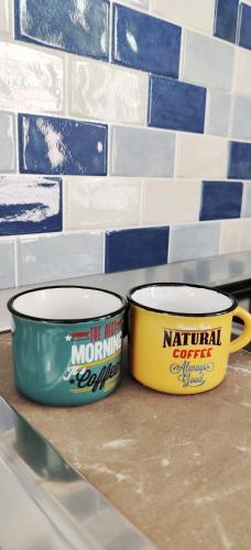 due tazze da caffè sedute sopra un bancone di Casa Vacanze Da Serena a Ischia