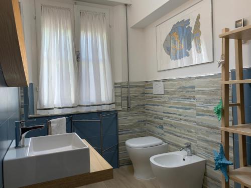 カスティリオーネ・デッラ・ペスカーイアにあるAppartamenti Tinaのバスルーム(白いトイレ、シンク付)