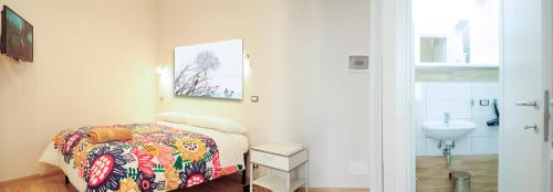 Nelle Stanze Del Matese في Boiano: غرفة نوم صغيرة بها سرير ومغسلة