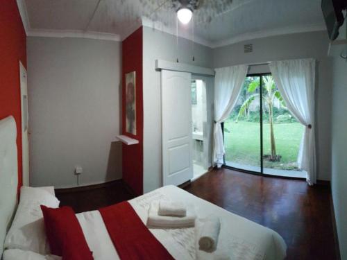 Кровать или кровати в номере Flutterby Guesthouse