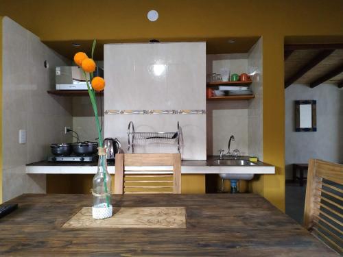 eine Küche mit einem Tisch und einer Vase darauf in der Unterkunft Pirca del Abuelo II in Purmamarca