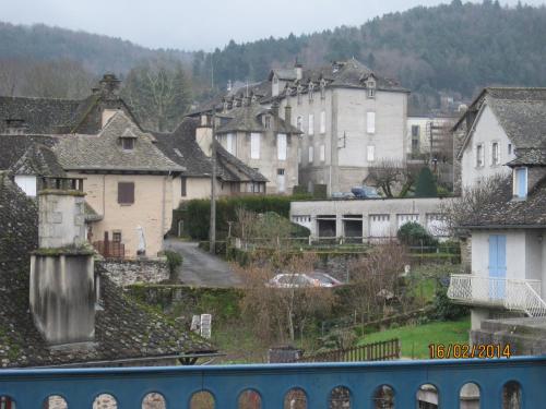 un grupo de casas en una ciudad con un tren en Hotel Le Commerce, en Neuville