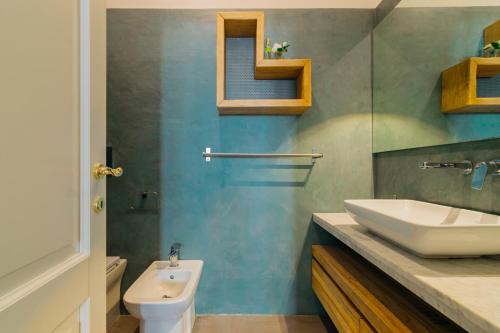La salle de bains est pourvue d'un lavabo et de toilettes. dans l'établissement Maison del Capo, à Palerme