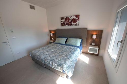 a bedroom with a bed in a room at Residence Le Querce in Cordovado