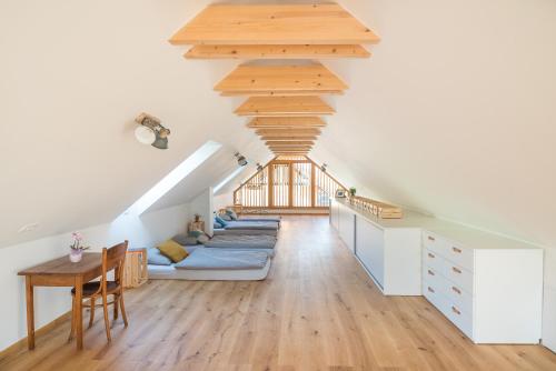 - un salon avec un canapé et un plafond en bois dans l'établissement Hiša sonca Toti breg, à Svečina