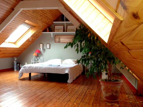 a bedroom with a bed in a attic at Le Passage in Concarneau