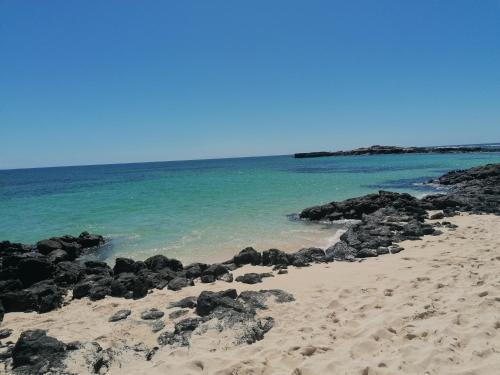 コティージョにあるApartment by the sea with Wi-Fi & Netflixの岩と海の砂浜